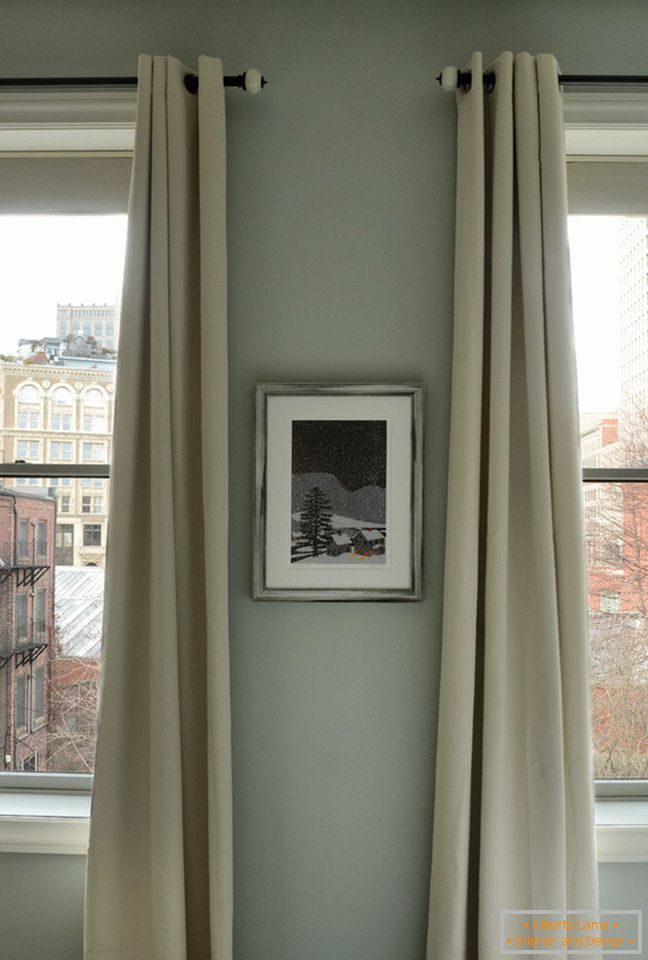 Unutrašnjost malog stana: dugačke zavese na prozorima