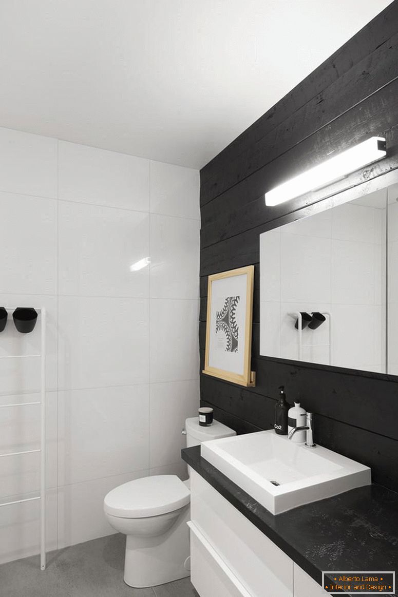 Unutrašnjost malog kupatila u crno-beloj boji