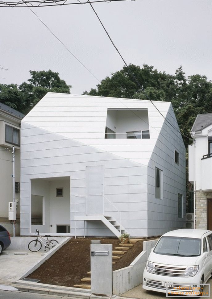 Unutrašnjost minimalističke kuće sa baštom u Japanu