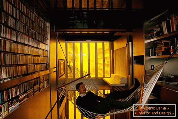 Unutrašnjost male sobe: viseća mreža u biblioteci