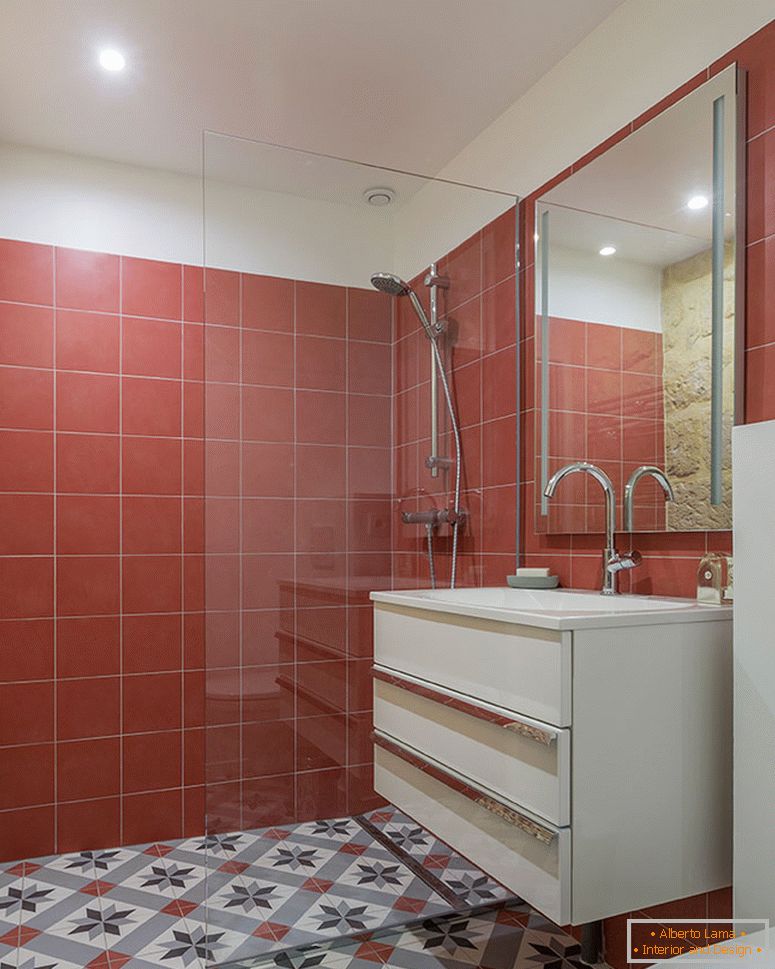 Crveni pločice u unutrašnjosti malih kupaonica