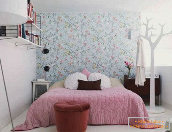 Cvjetni ukras na zidu u spavaćoj sobi