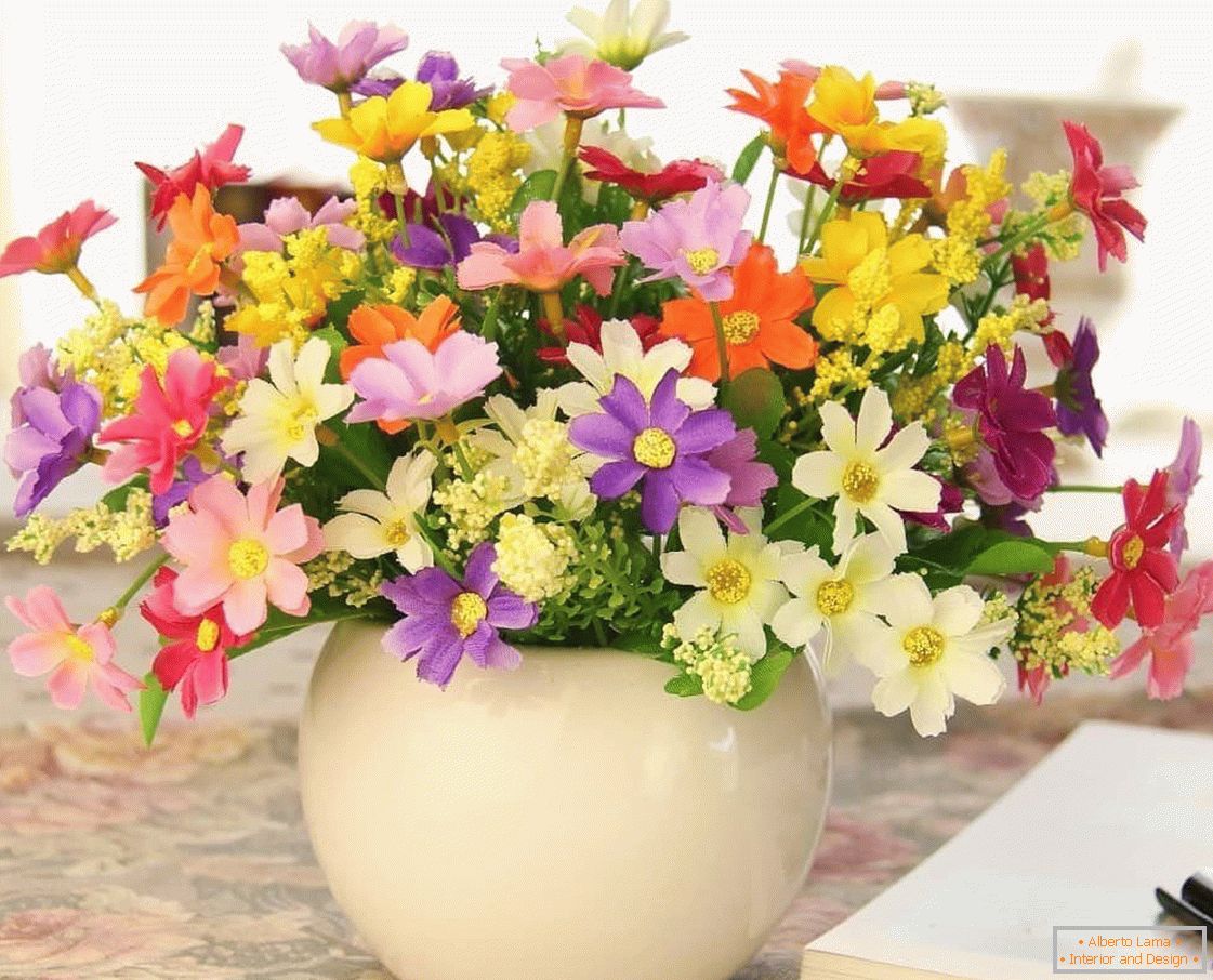 Jednostavan dizajn vaze sa vještačkim cvijećem
