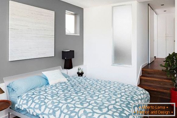 Siva u unutrašnjosti na zidovima spavaće sobe u modernom stilu