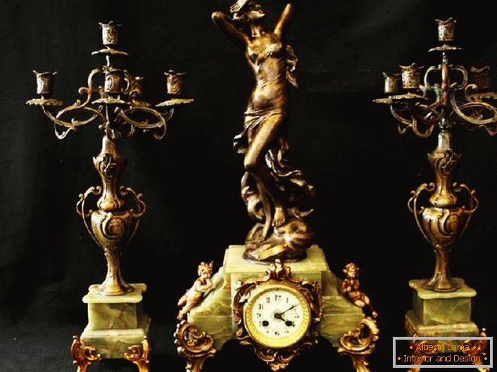 Klasičan set - dve bronzane kandelabre i izvrsni satovi. Idealna dekoracija za kamin.