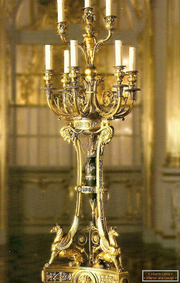 Plemeniti, rafinirani zlatni kandelabra za devet svijeća će ukrašavati unutrašnjost bilo koje kuće ili lovačke kuće.