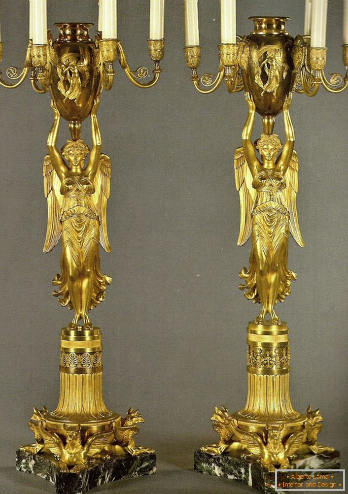 Par identičnih zlatnih kandela ukrašava spavaću sobu u baroknom stilu. 