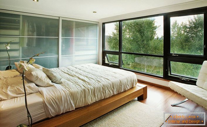 Nizak krevet od drveta skladno se uklapa u unutrašnjost spavaće sobe u stilu Art Nouveau.