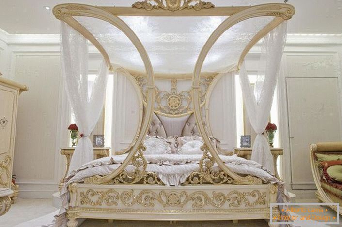 Luksuzni krevet sa nadstrešnicom postaje vrhunac dizajnerskog projekta za spavaću sobu u stilu Art Nouveau.