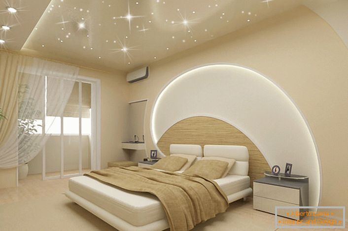 Pažnja privlači dekoraciju zidova i plafona u spavaćoj sobi u modernom stilu. LED trake prolaze kroz plafon, a zid iznad kreveta, istezanje stropova imitira magično zvezdano nebo.