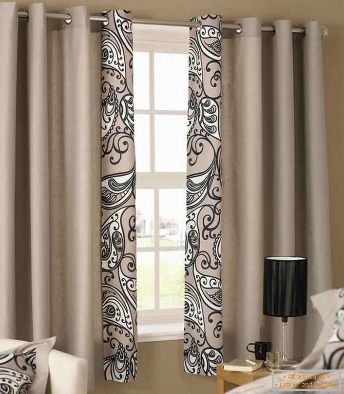 Elegantne kratke zavese svetle ljubičaste boje ponavljaju obrazac koji je ukrašen posteljinom u spavaćoj sobi u stilu Art Nouveau.