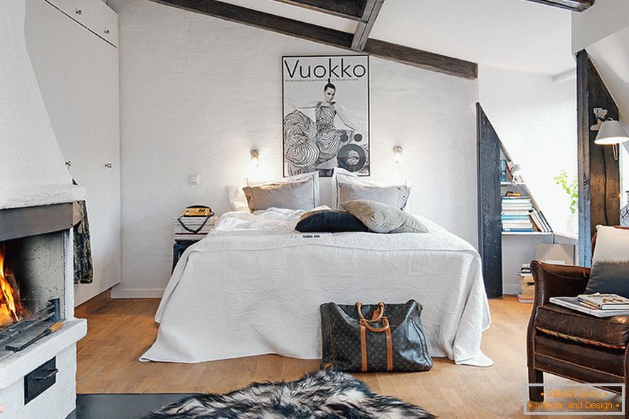 Krevet u unutrašnjosti prijatnog mansarda u švedskom gradu