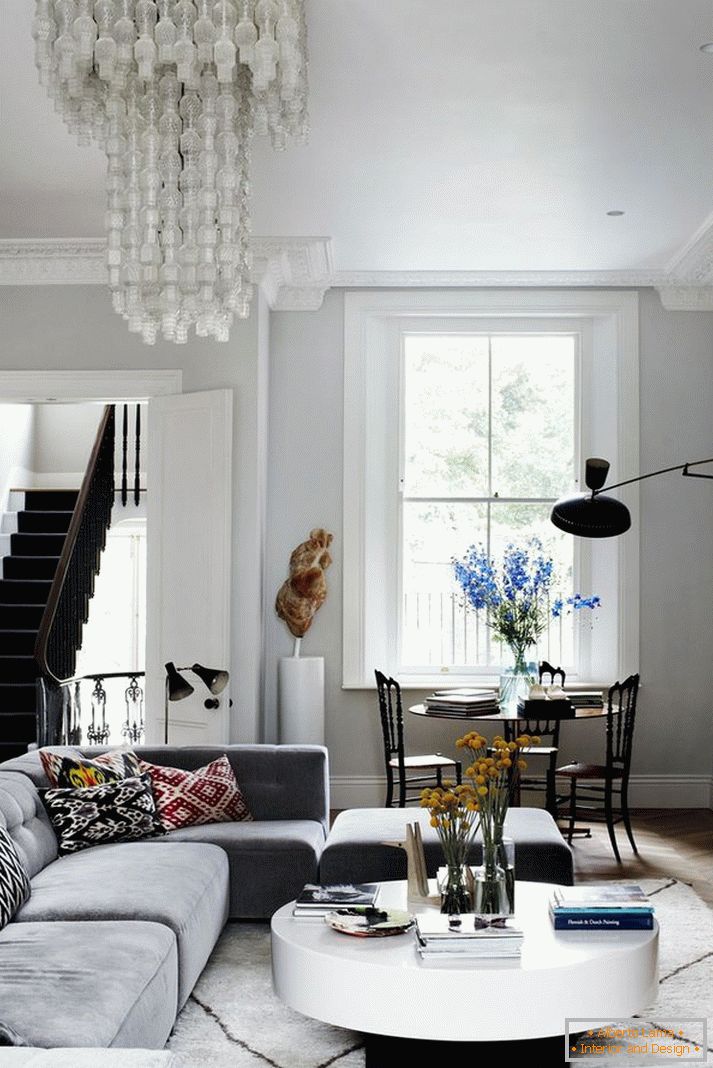 Moderna dnevna soba sa neobičnim lusterom