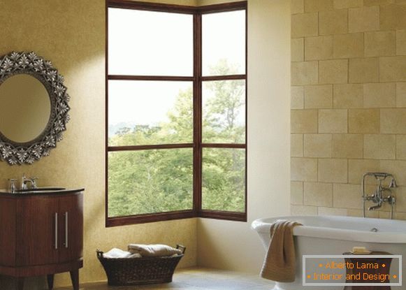 Najbolji dizajn prozora - fotografija uglovog prozora u kupatilu