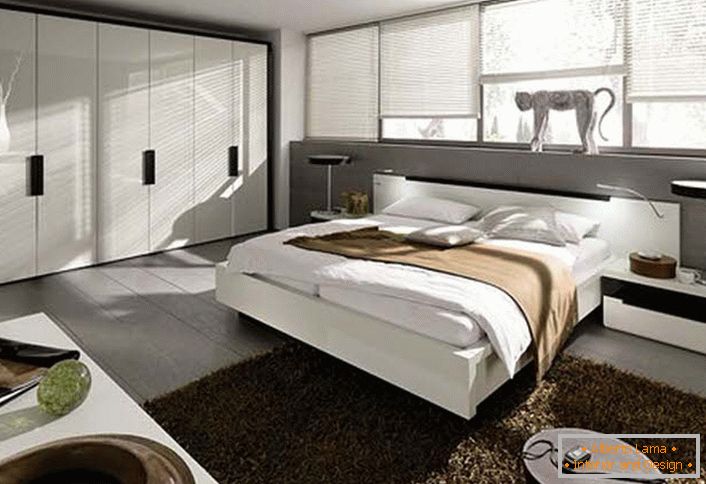 Porodična spavaća soba u stilu Art Nouveau. Za spavaću sobu je pažljivo izabran nameštaj. Zidovi na glavi kreveta u potpunosti zauzimaju prozori iste veličine.
