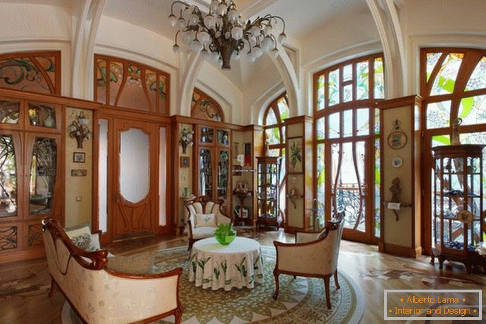 Dnevni boravak u velikoj kući španske porodice uređen je u modernom stilu. Udobna soba za večernje druženje sa prijateljima ili porodicom.