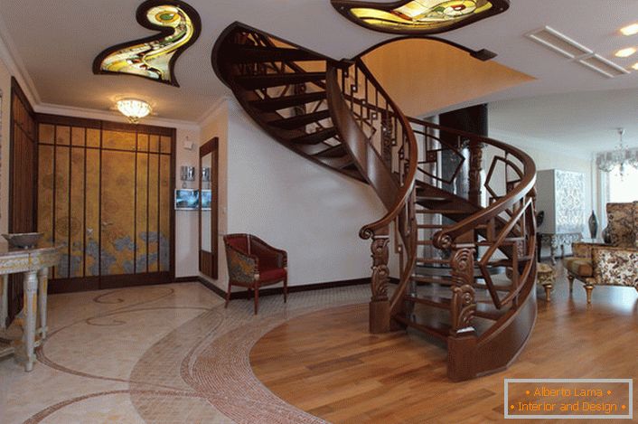 U sali u modernom stilu sa spiralnim stepeništem na drugom spratu je opremljena