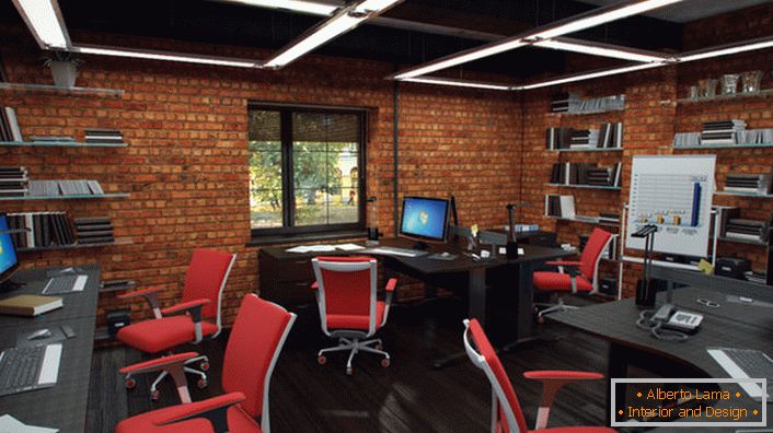 Crvene stolice u kancelariji u stilu potkove izgledaju organski i kreativno. Enterijer je što je moguće funkcionalniji.
