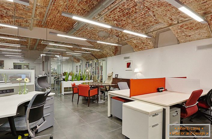 Izgled u stilu tavanske kancelarije velike kompanije, kao uspešan primer usaglašavanja sa konceptom stila.