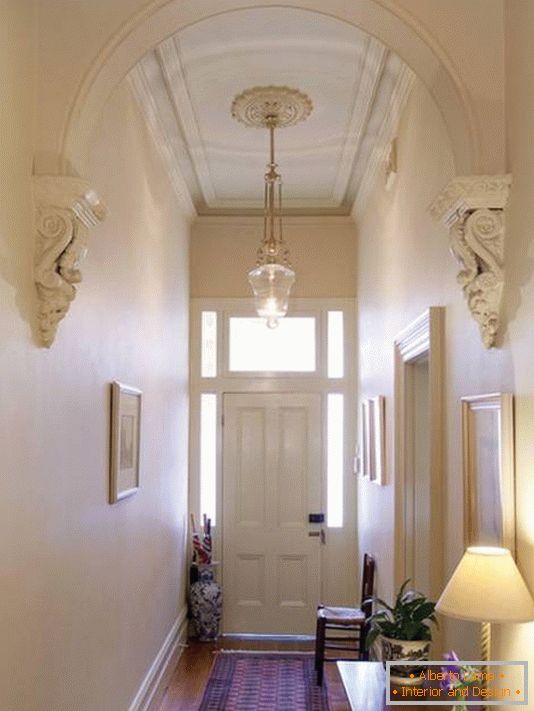 Koridor i predsoblje u klasičnom stilu sa štukatorom
