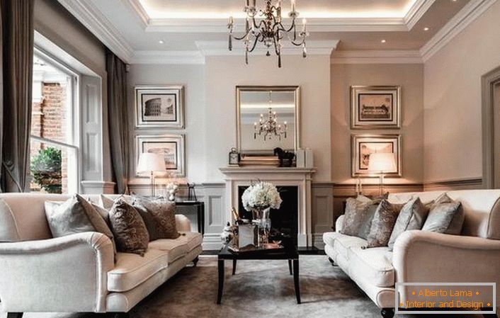 Luksuzna dnevna soba u stilu Art Nouveau. Bogatstvo dekoracije naglašava salonski nameštaj i mermerni kamin.
