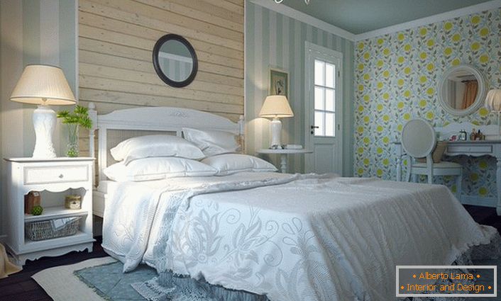 Prefinjen stil juga Francuske-Provanse. Meke, jednostavne forme unutrašnjosti daju jedinstvenu udobnost spavaće sobe.