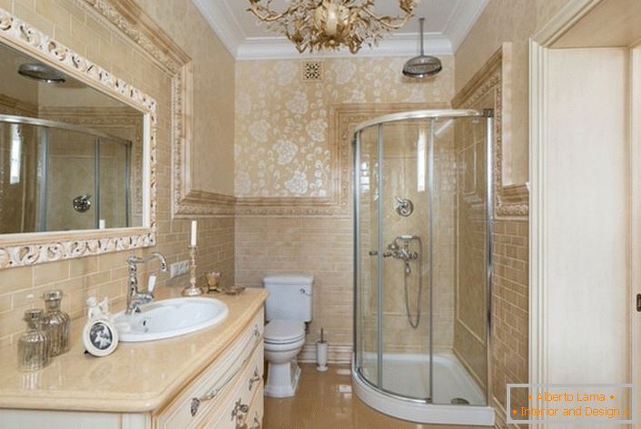 Kupatilo je uređeno u neoklasičnom stilu. Veliko ogledalo, uokvireno širokim ramom, čini sliku potpunom.