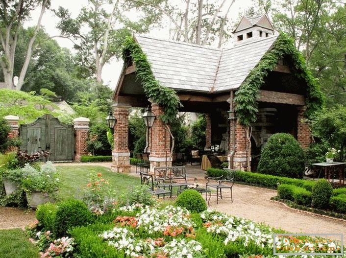 Elegantna jednostavnost otvorenog sjenila u stilu planinarskog doma izgleda organski u luksuznom, ugodnom dvorištu. 