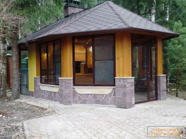 Zimski gazebo u stilu planinarskog doma je idealno rešenje za projektovanje prigradske oblasti.