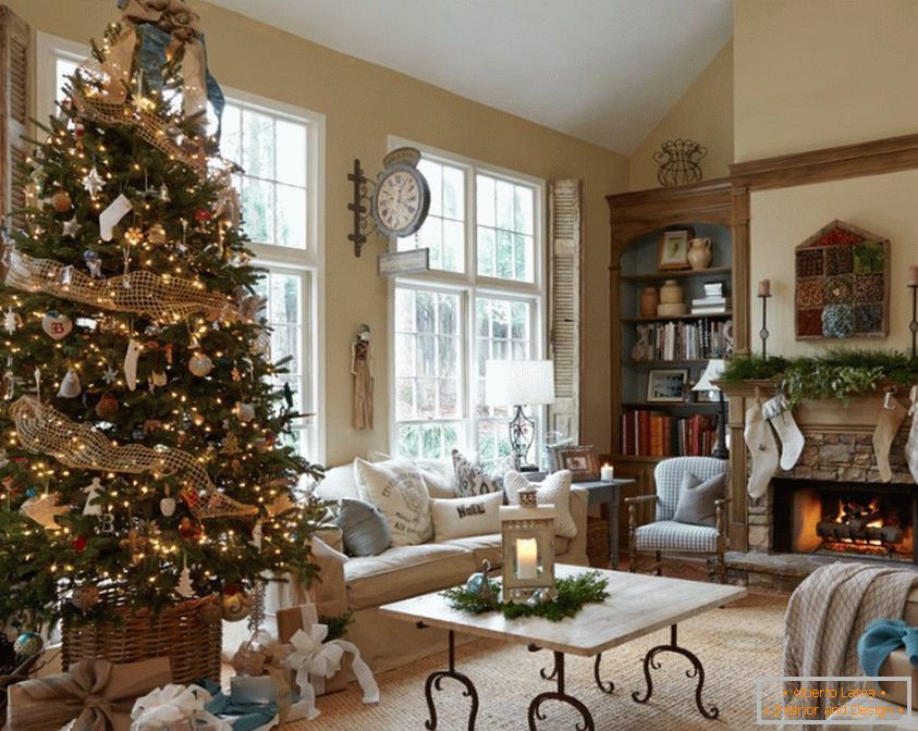 Mi dekorišemo božićno drvo u dnevnoj sobi u kaminu