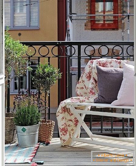 Udobna veranda na malom balkonu