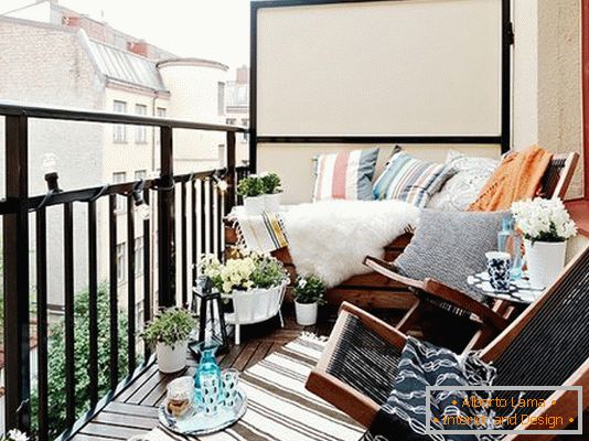 Udobna veranda na malom balkonu