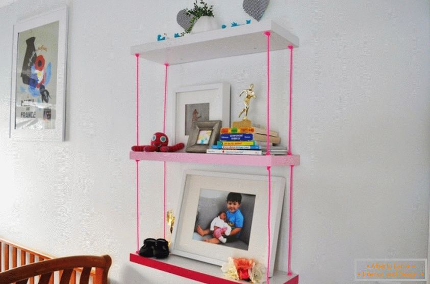 Knjizna polica za dečiju sobu sa ružičastim užadima