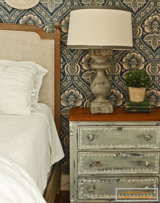 chic-antique-bedside-curbstone