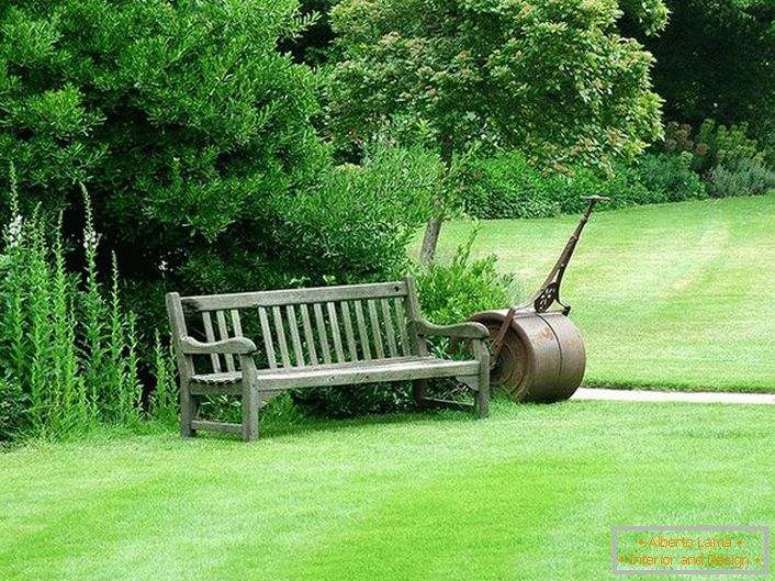 Engleskom travnjaku nije potreban dodatni dekor i može da deluje kao nezavisna jedinica pejzažnog dizajna.