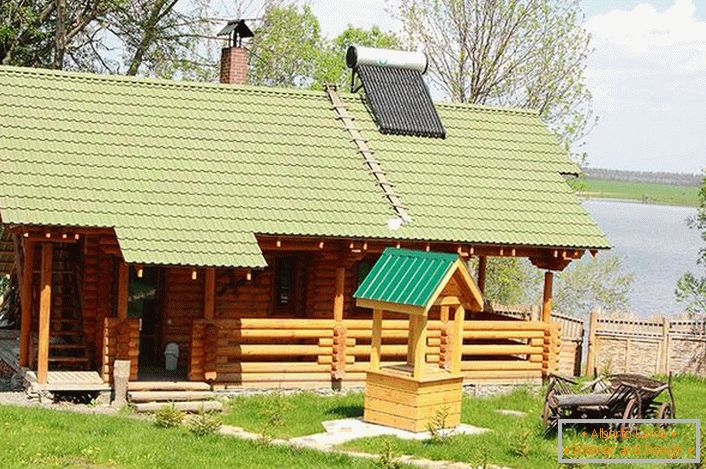 Banya iz log kuće u stilu planinarskog doma na obali rezervoara u blizini Moskve.