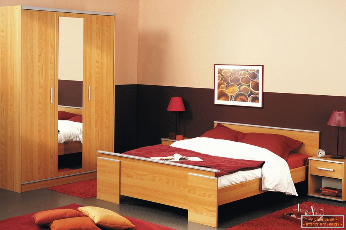 Crveni akcenti u dekoraciji spavaće sobe
