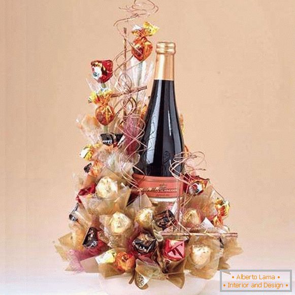 Kako ukrasiti bocu šampanjca sa slatkišima на праздник