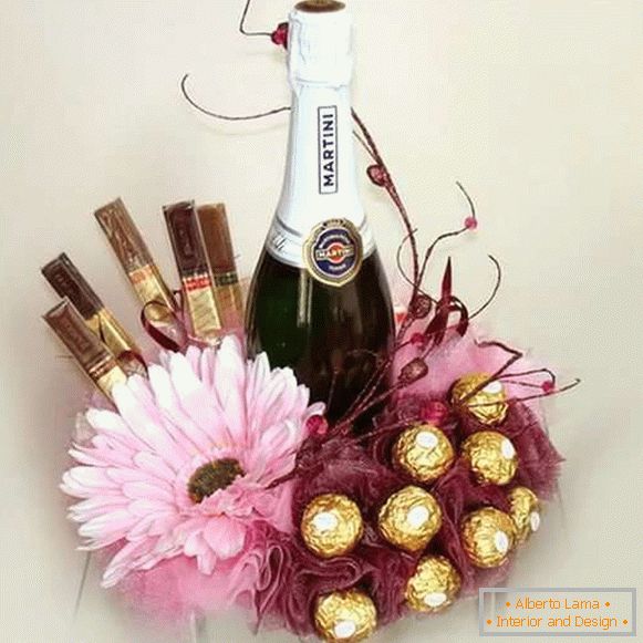 Dekor boca šampanjca sa bombonima i cvećem - foto
