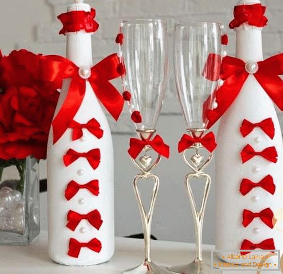 Dekor boca šampanjca za venčanje sa trakama i perlama