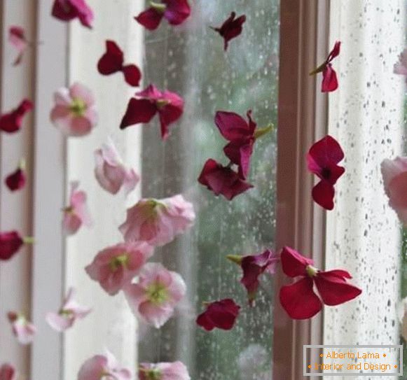 Dekoracija prozora sa vještačkim cvijećem