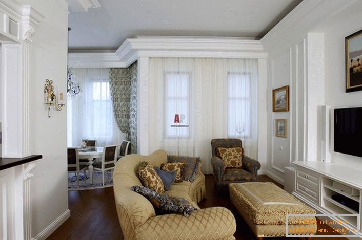 Dizajn sobe za goste koristi svetle boje. Nameštaj bež harmonično kombiniran sa bijelim dekoracijom zidova.
