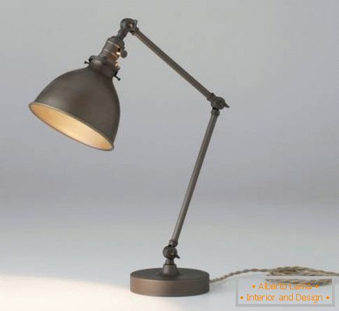 Stolna lampa sa vodiličnim lampom