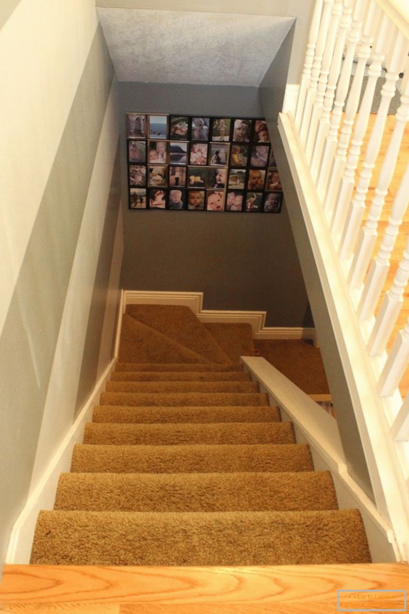 Stepenice sa starim tepihom pre početka rada
