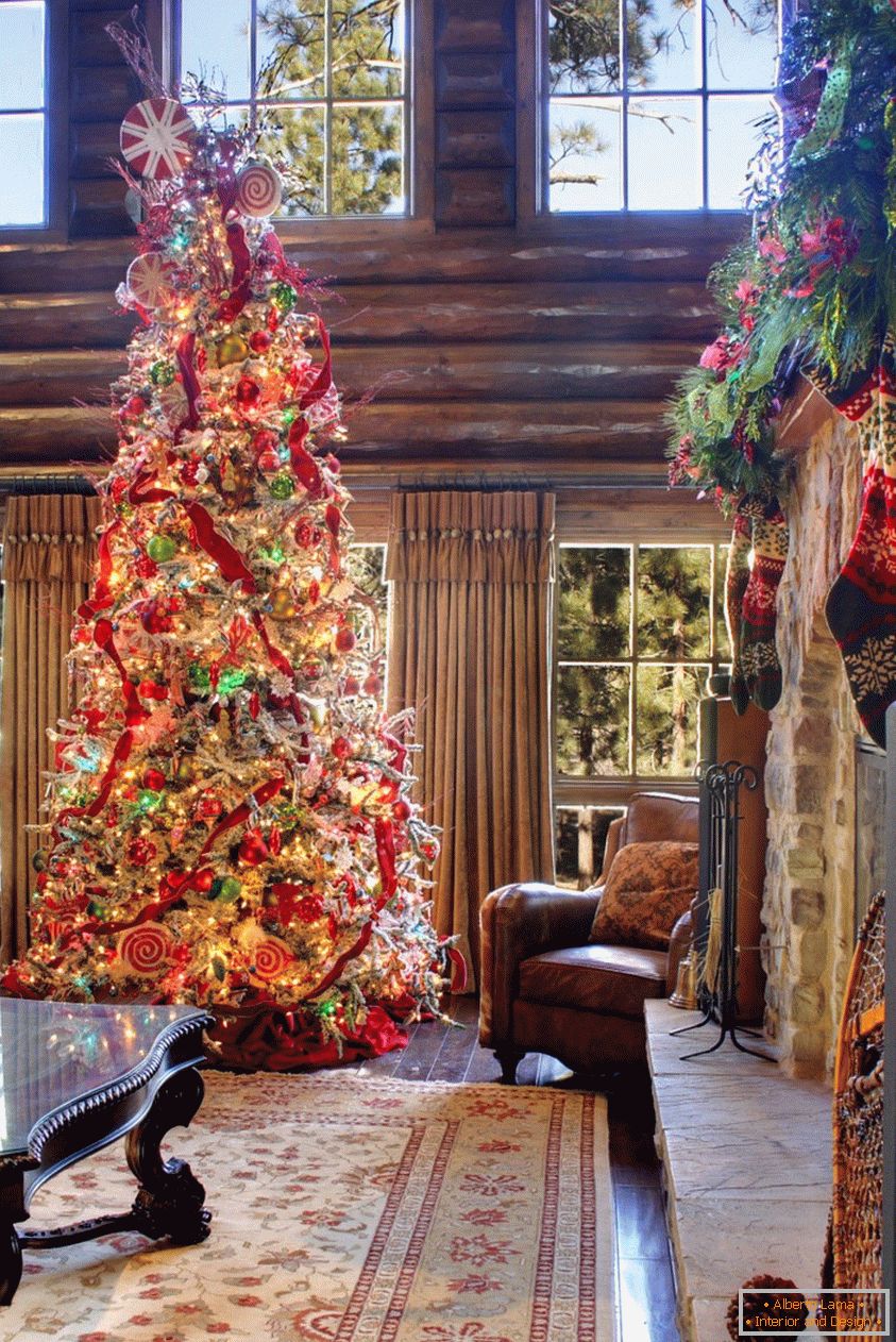 Veliko božićno drvo ukrašeno staklenim igračkama