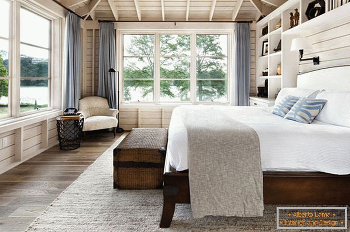 Spavaća soba u skandinavskom stilu sa velikim bračnim krevetom od drveta u kući francuskog biznismena.