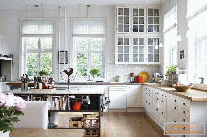Prostrana kuhinja u skandinavskom stilu trebalo bi da bude što lakša. Prioritet se daje dnevnom svetlu, tako da je kuhinja opremljena velikim prozorima sa drvenim okvirima. 