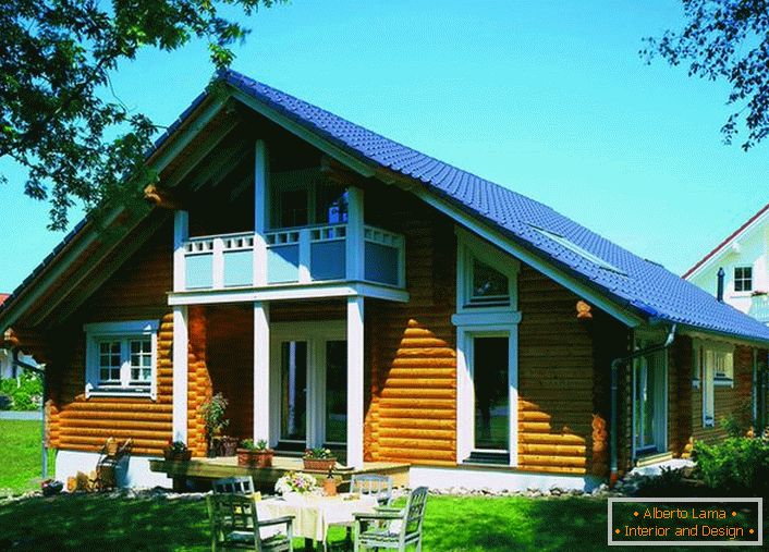 Skandinavska kuća izrađena od log kuće - najčešća varijacija prigradskih nekretnina. Atraktivna eksterijer u kombinaciji sa relativno niskom cijenom izgradnje čine kuće u skandinavskom stilu popularne i na zahtjev.