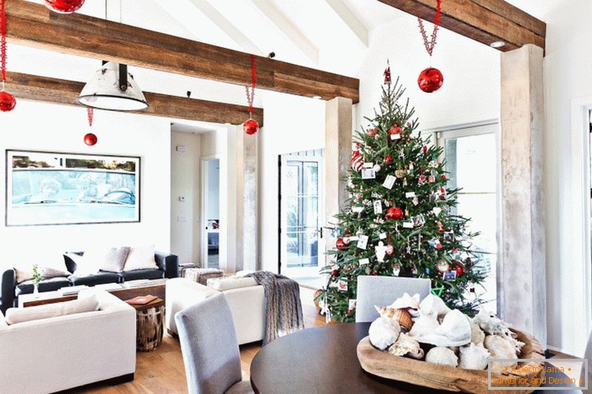 Klasična dekoracija božićnog stabla za novu godinu