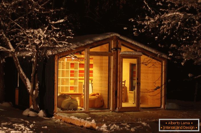 Prekrasna kuća na snežnoj ivici šume. Prednost modularnog doma je njegova praktičnost i funkcionalnost.
